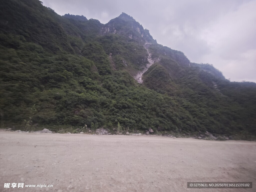 山间河谷风景