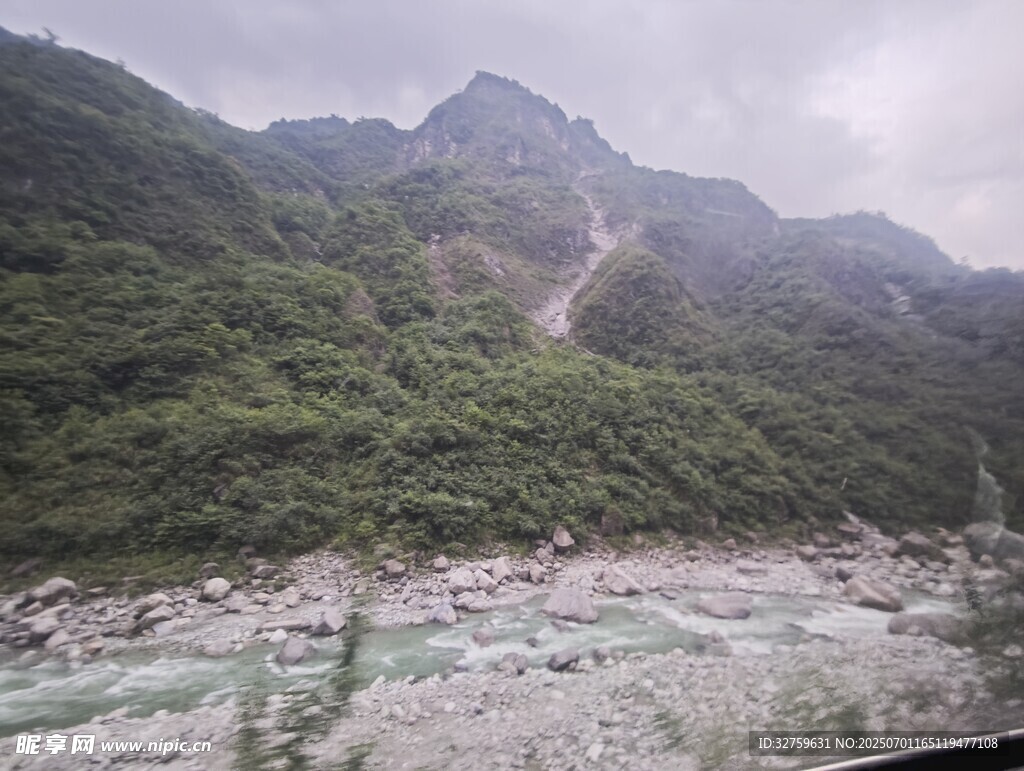 山间河谷风景