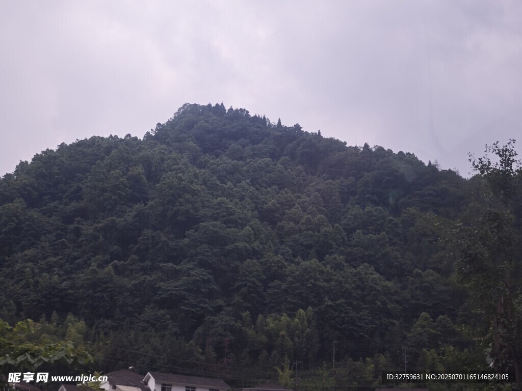 青山葱郁的自然景致