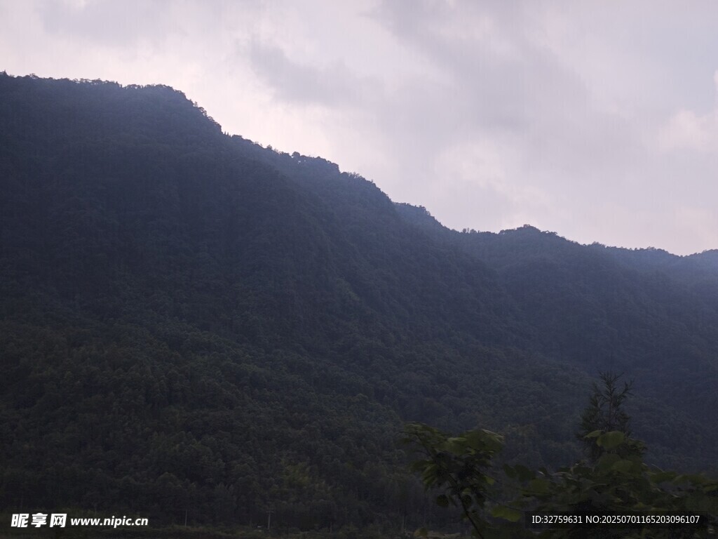 云雾缭绕的山峦景色