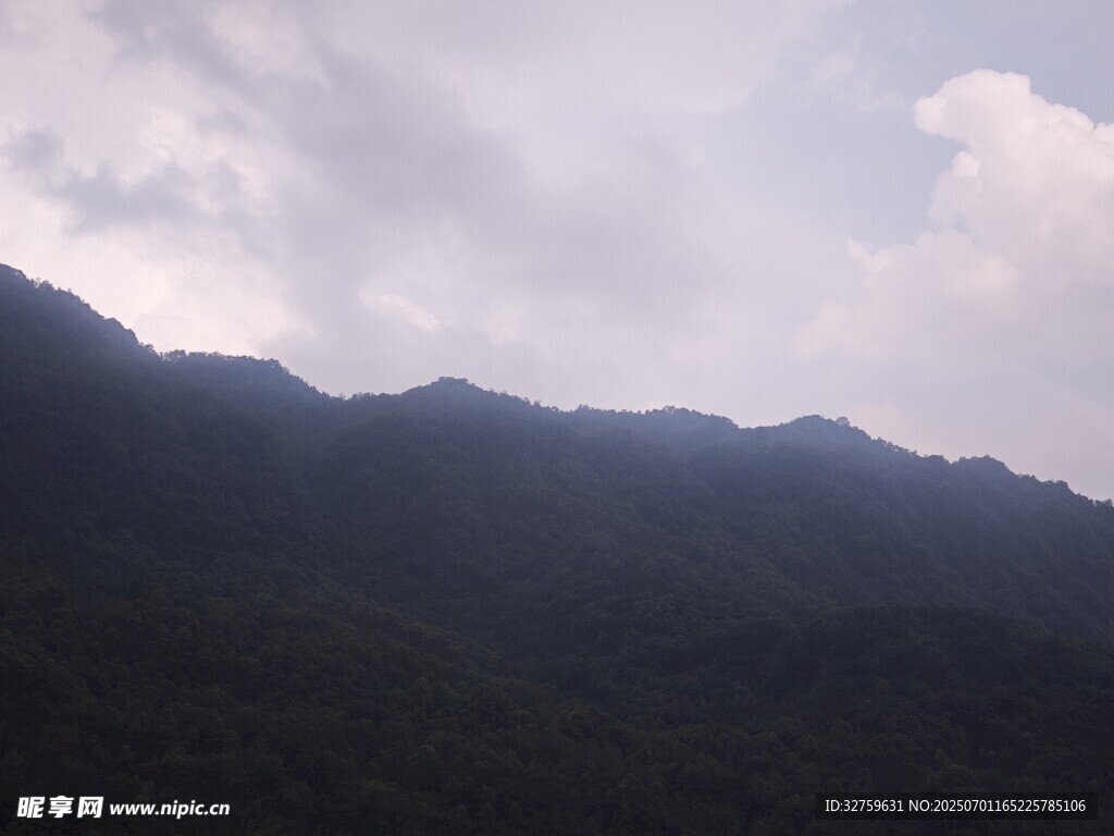 云雾缭绕的山峦景色