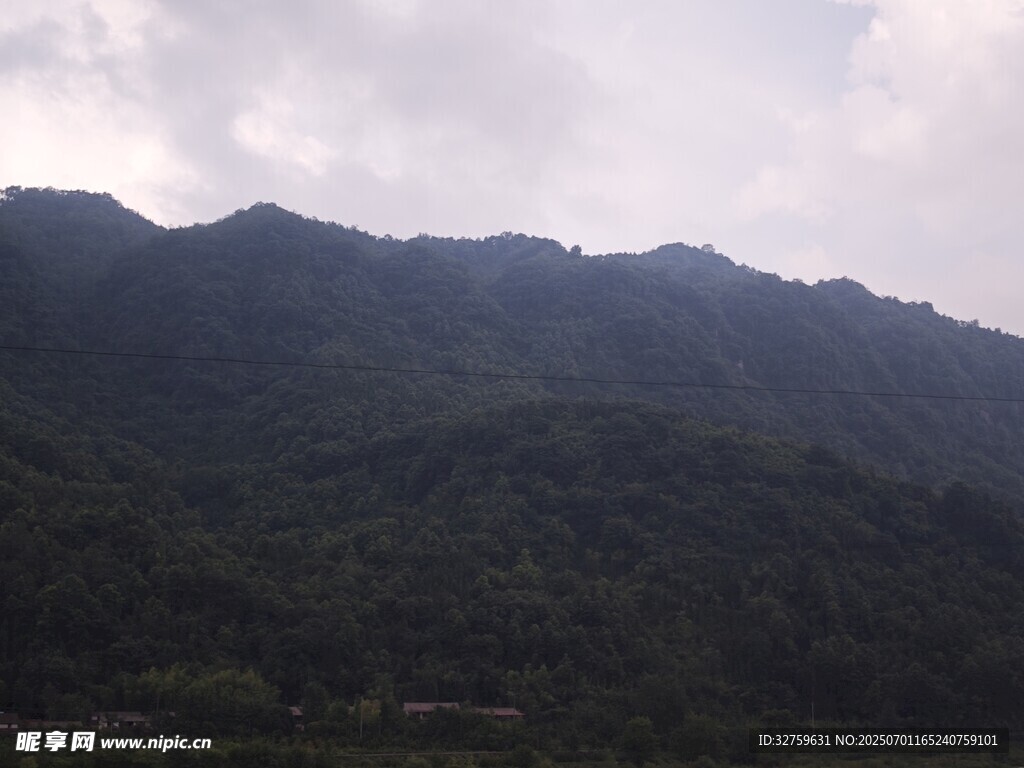 山峦云雾间的自然景致