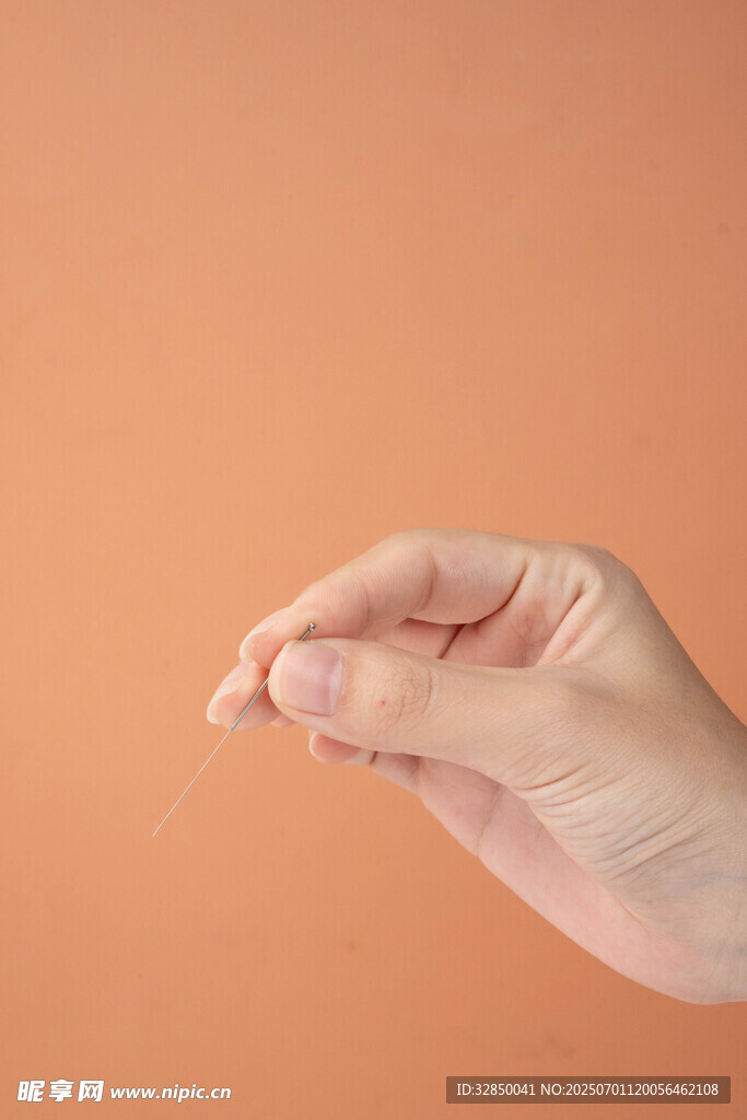 手捏细小物品特写