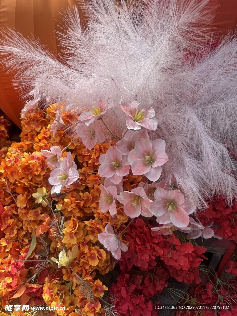 多彩花卉与蓬松羽毛组合