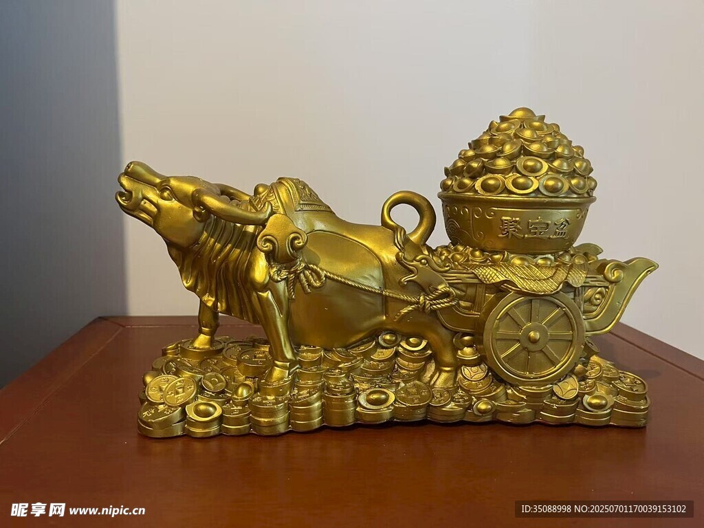 金色马拉聚宝车摆件