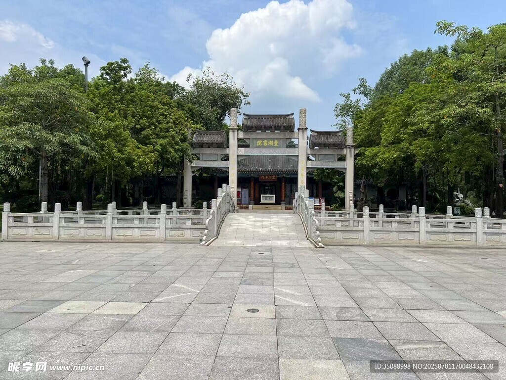 中式古建筑前的开阔广场