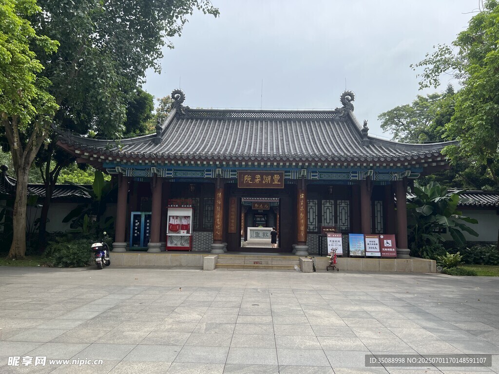 中式古建庙宇门前景象