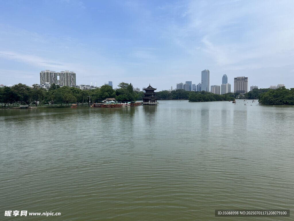 湖畔城市风光