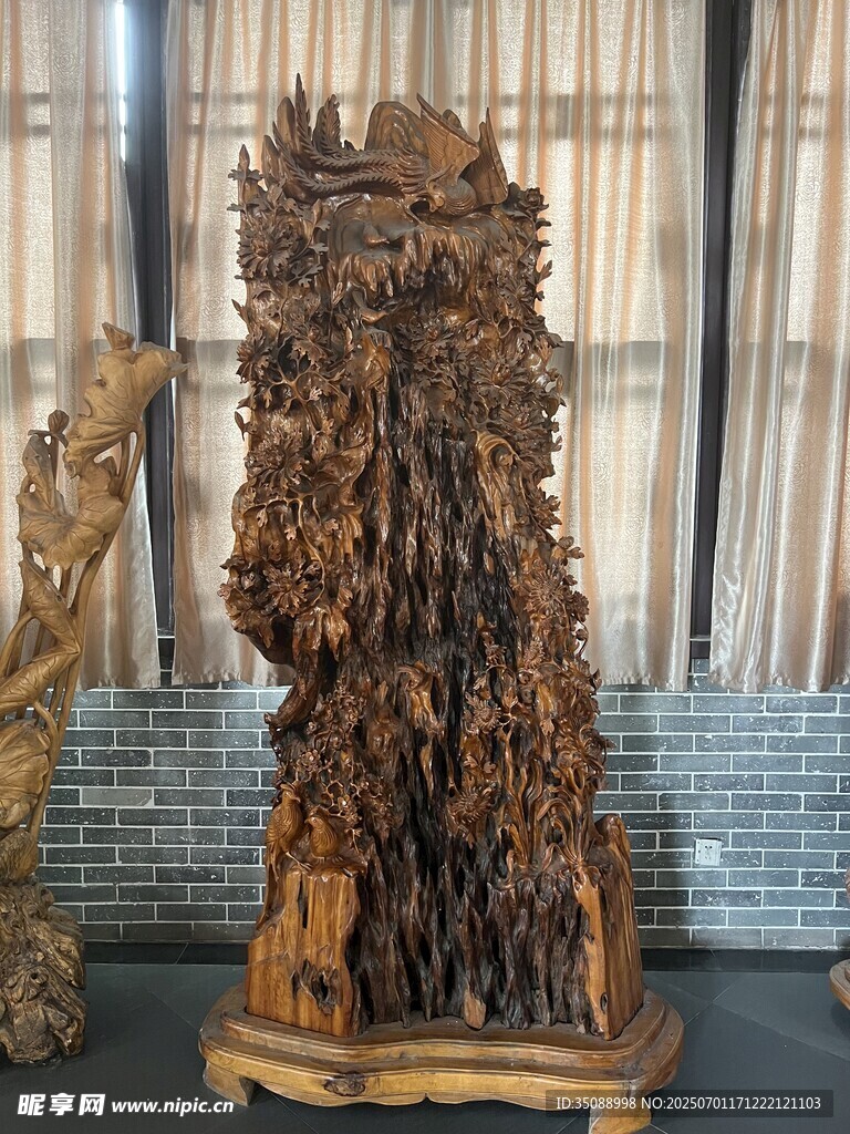 大型木雕艺术品展示