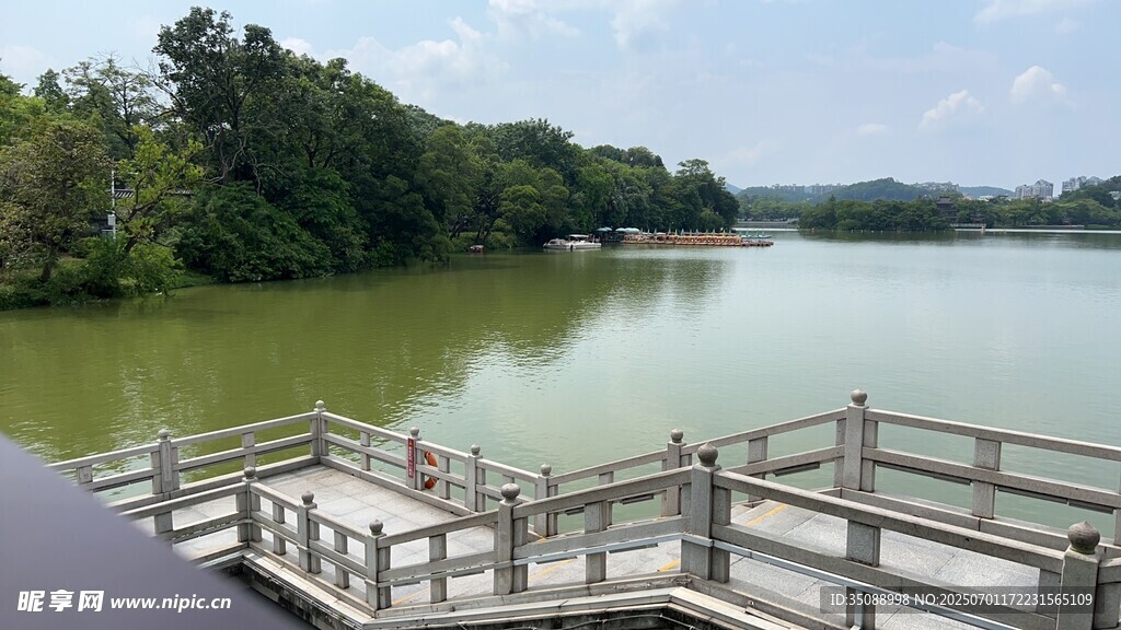 湖畔木质栈道风景
