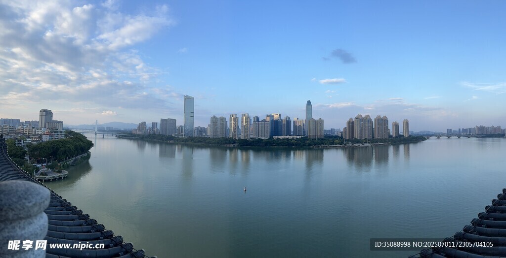 城市湖畔风光