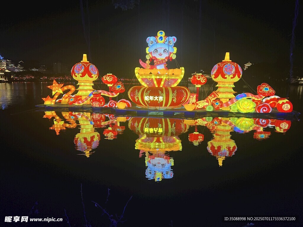 水上璀璨花灯夜景