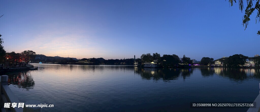 湖畔黄昏美景