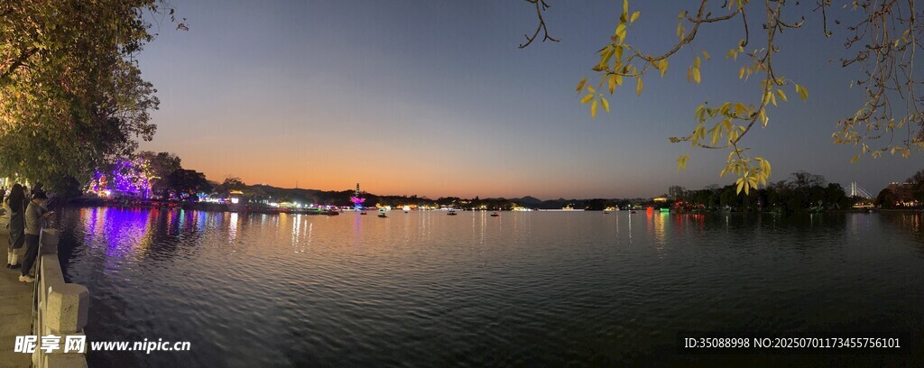 湖畔黄昏美景