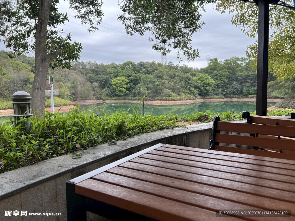 湖畔
