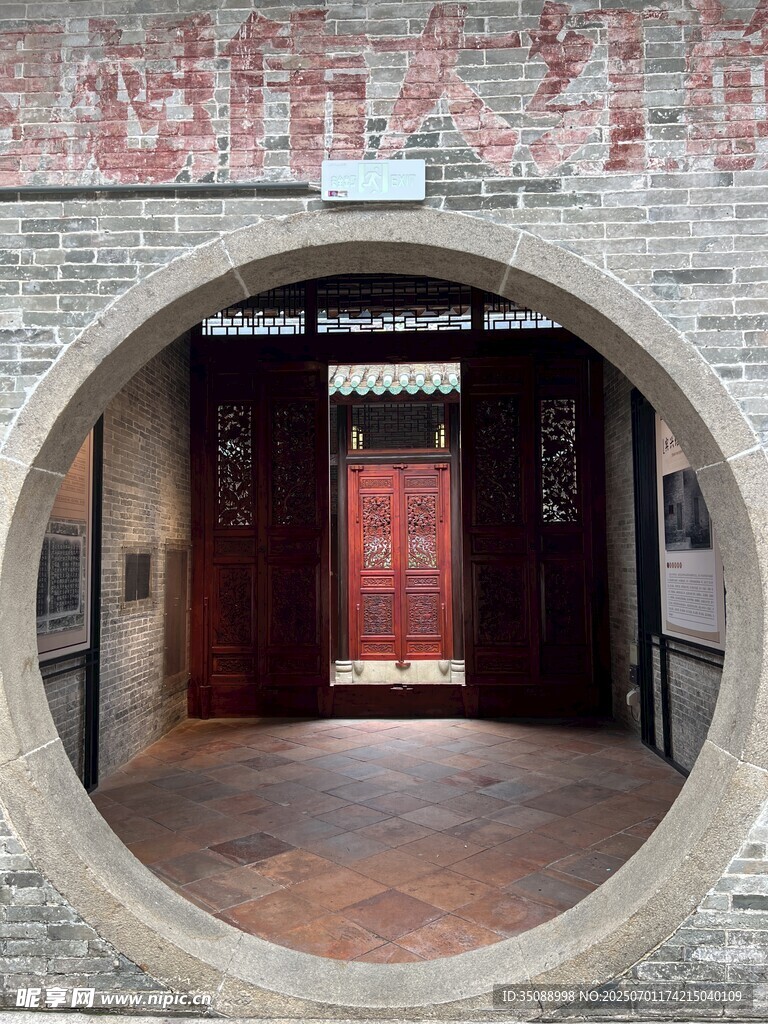 中式圆门古建筑