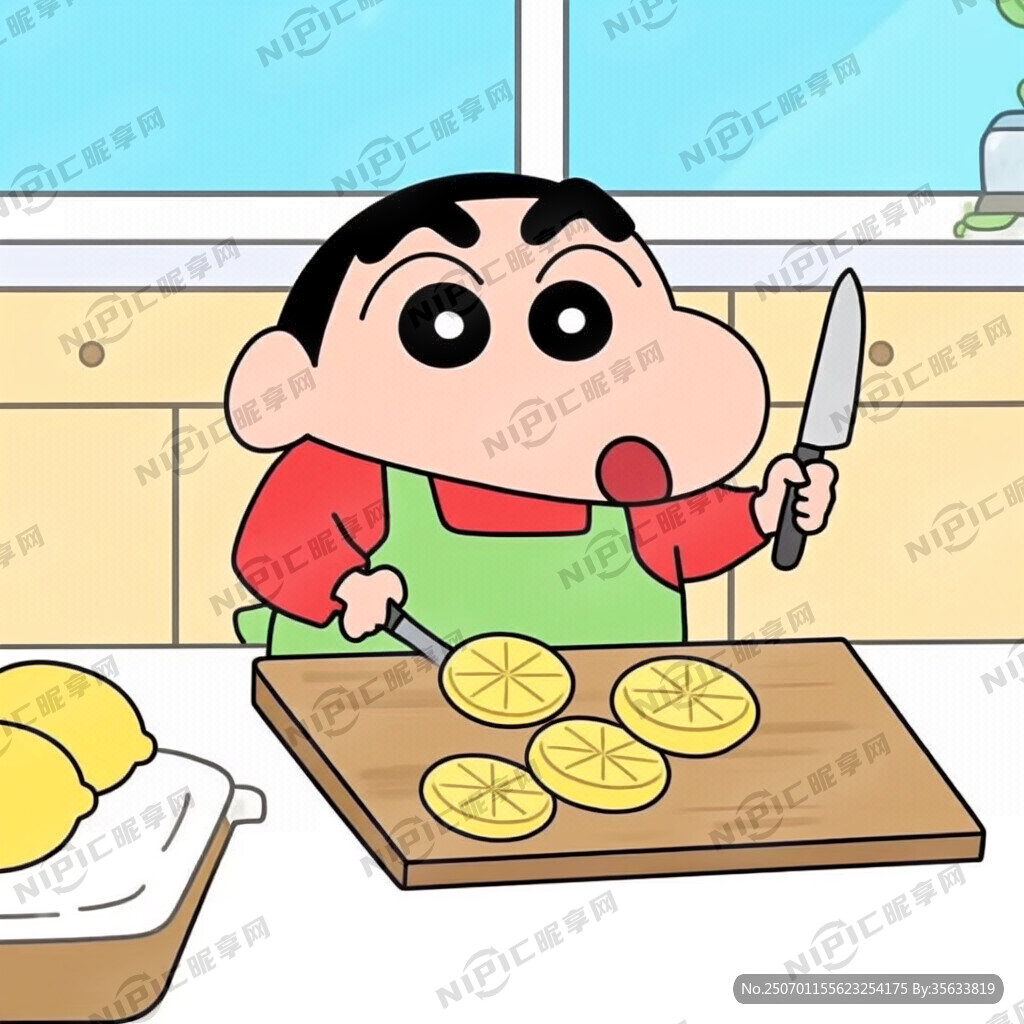 蜡笔小新穿着绿色围裙站在桌子后