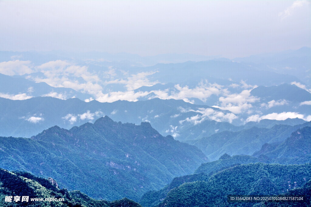 山峦云海壮丽景观
