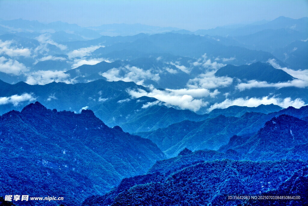 蓝色山峦云海壮丽景观