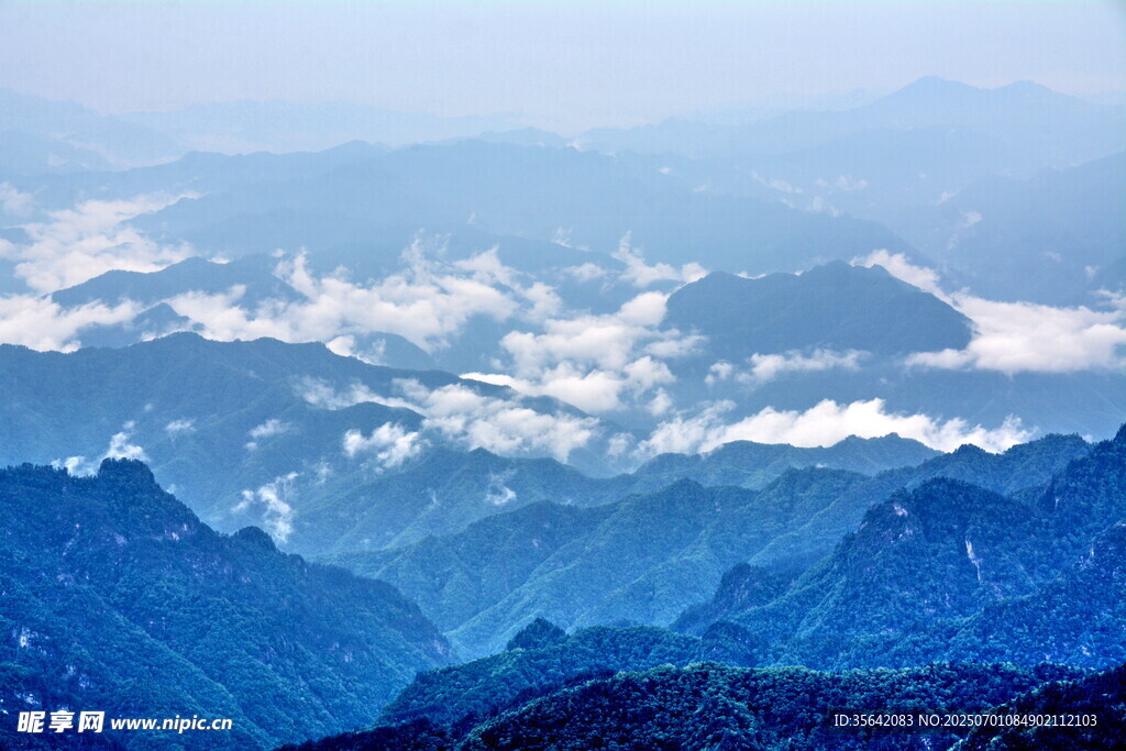 壮丽山峦云海景观