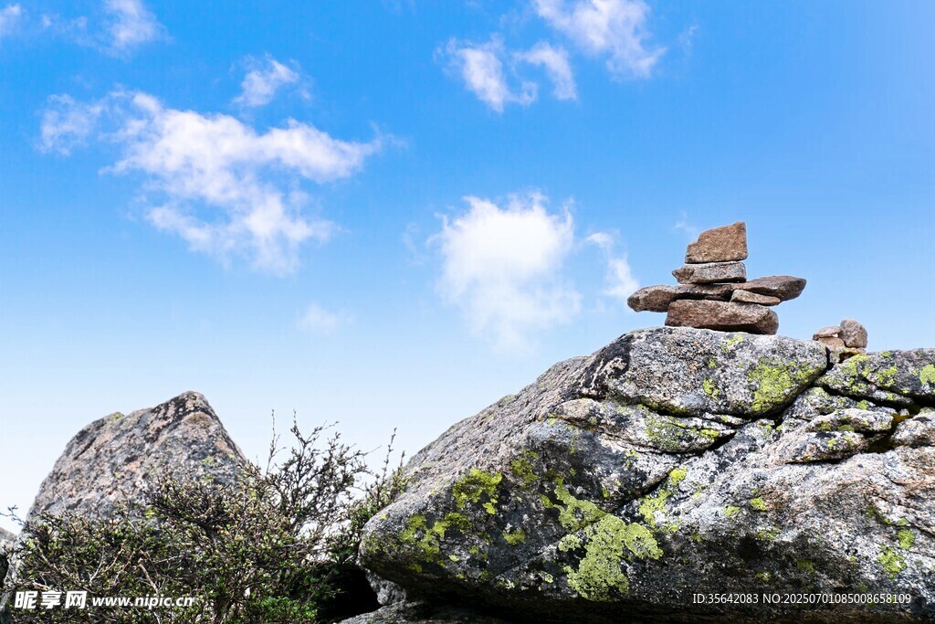 山顶石堆与蓝天白云美景