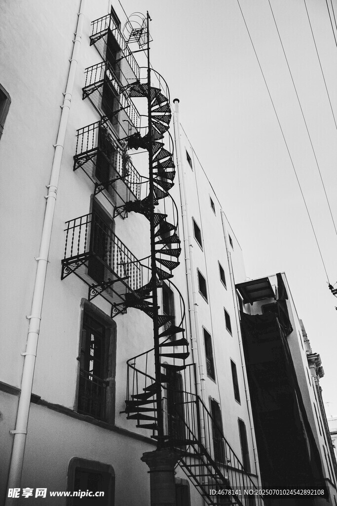 老式建筑的户外螺旋楼梯