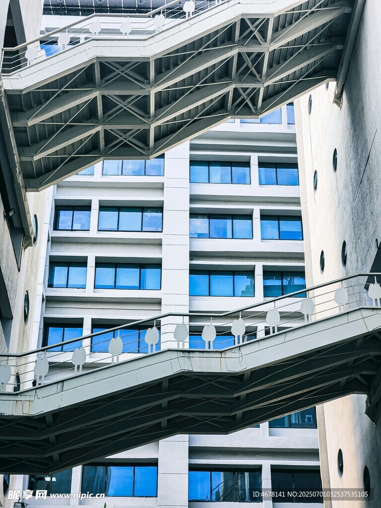 现代建筑中的空中连廊