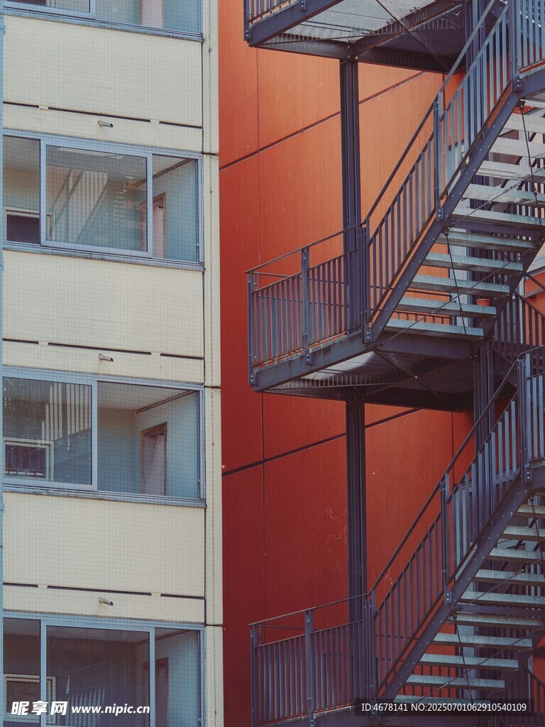 建筑外的金属楼梯景观