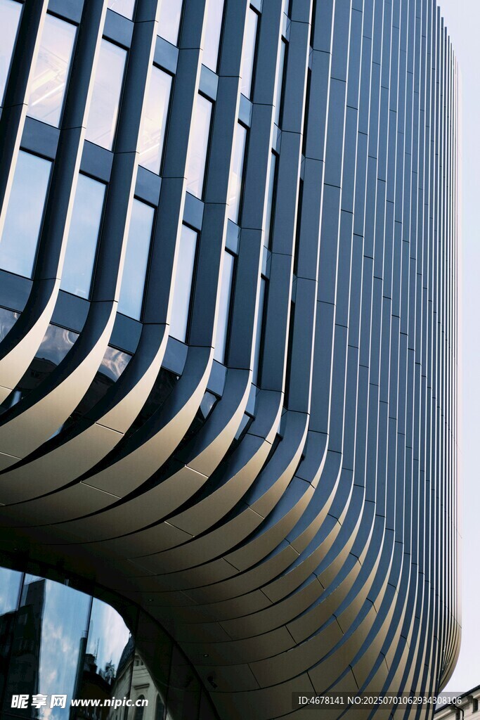 现代流线型建筑外观