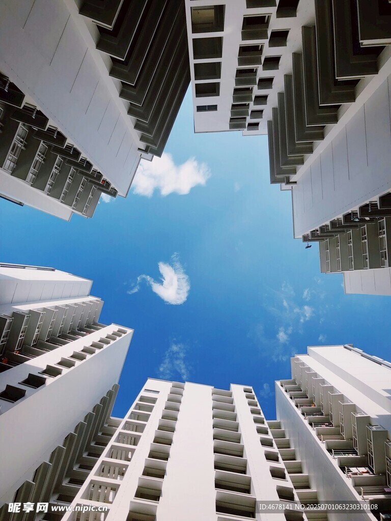 仰视城市高楼与蓝天