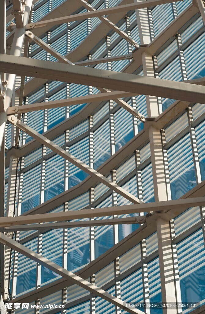 现代金属结构建筑外观