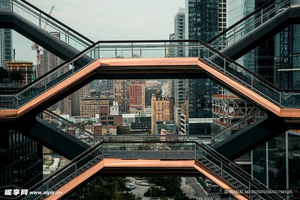 城市中交错的现代建筑景观