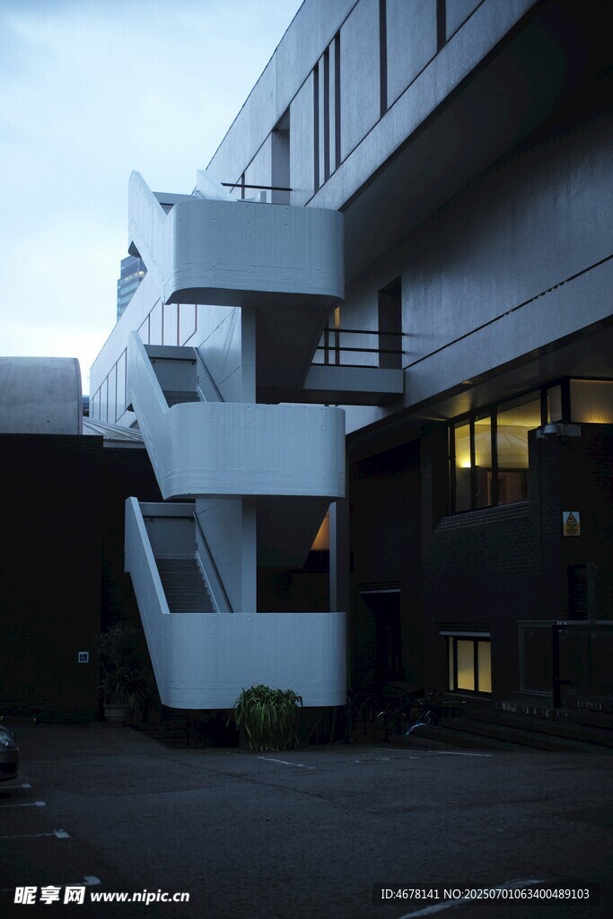 现代建筑户外白色楼梯