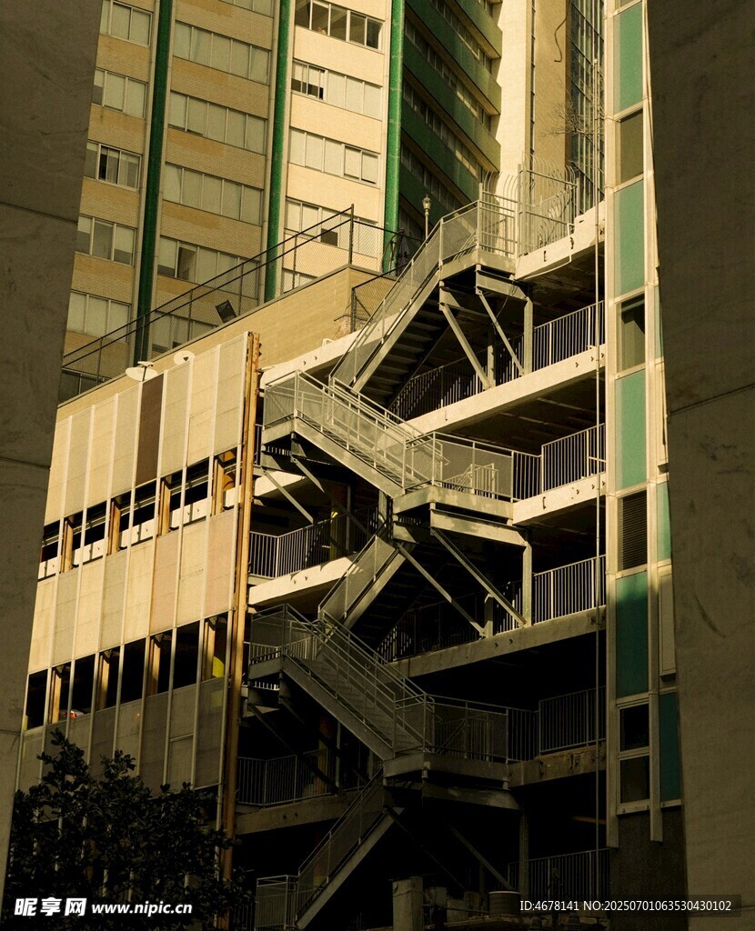 城市建筑中的独特楼梯结构