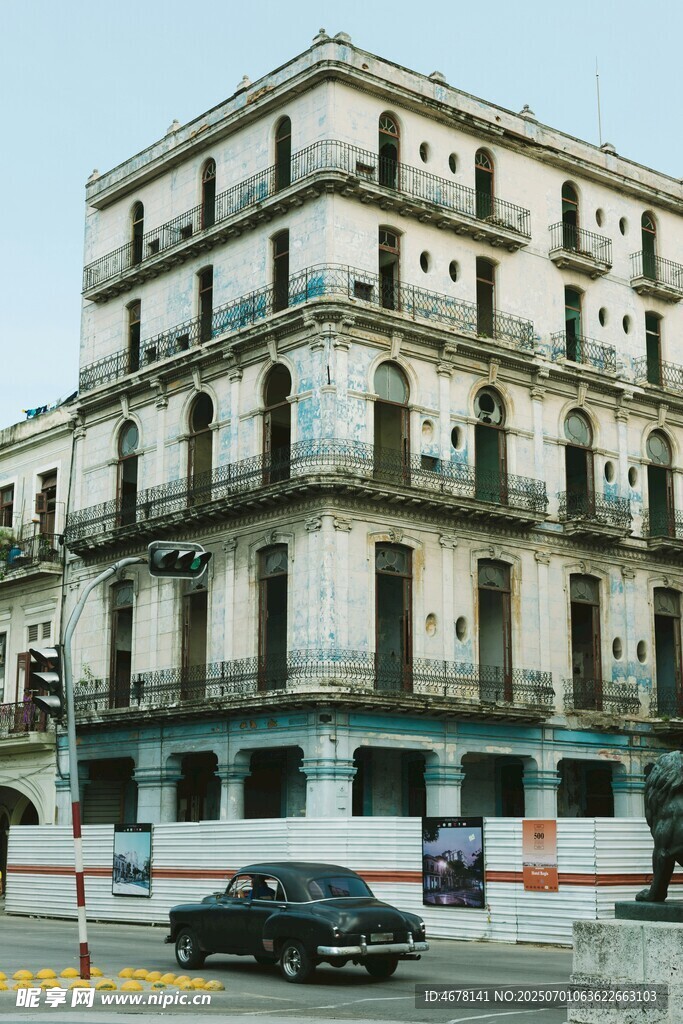 古巴街头的复古多层建筑
