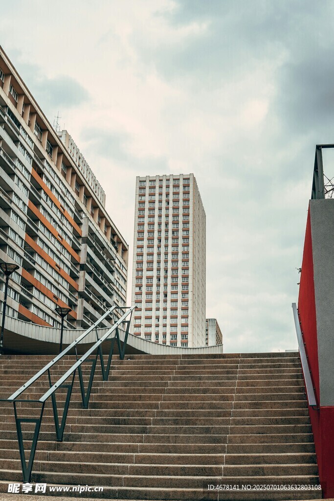 城市阶梯旁的高楼景致