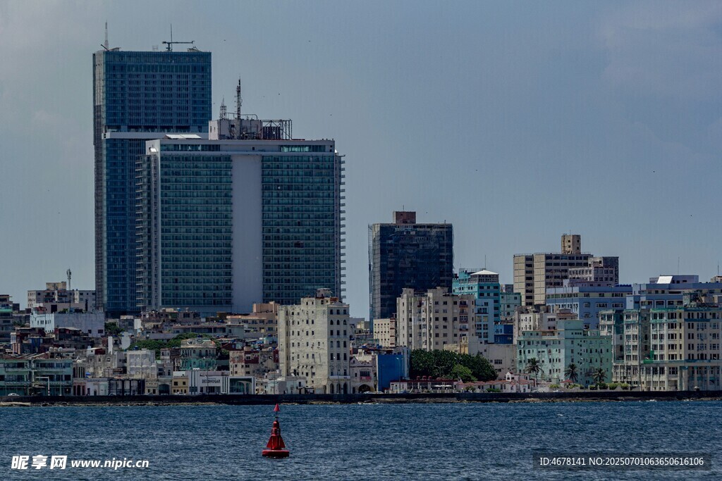 海滨城市高楼景观
