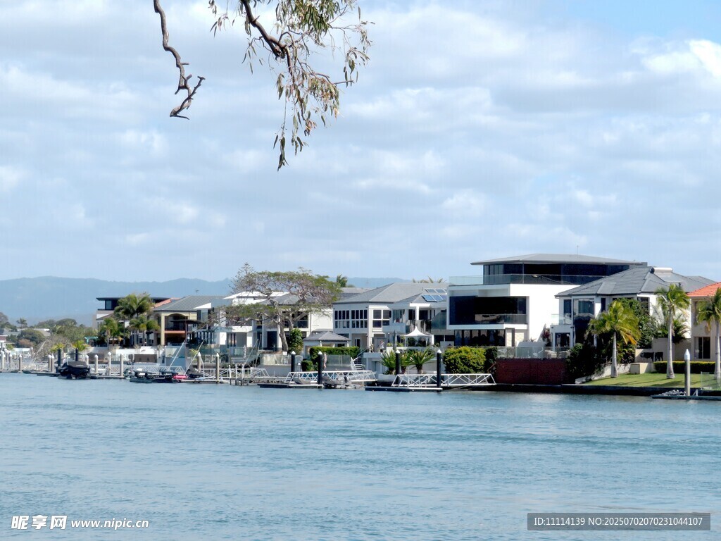 海滨现代建筑与宁静水景