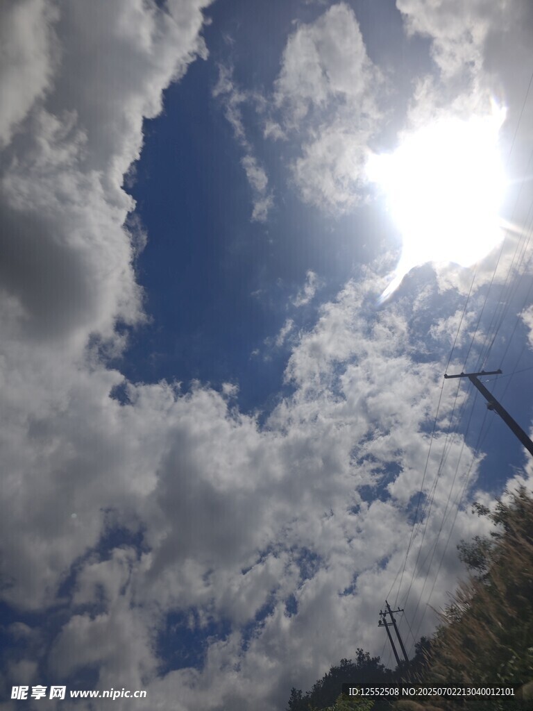 蓝天暖阳下的云朵