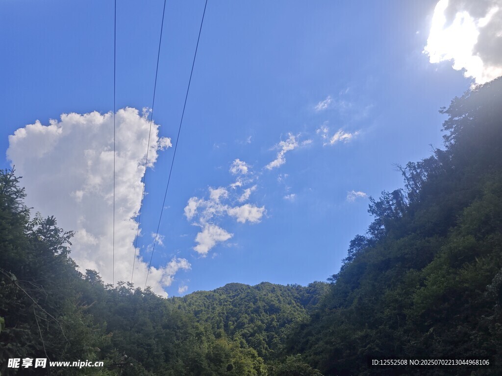 山间蓝天与白云美景