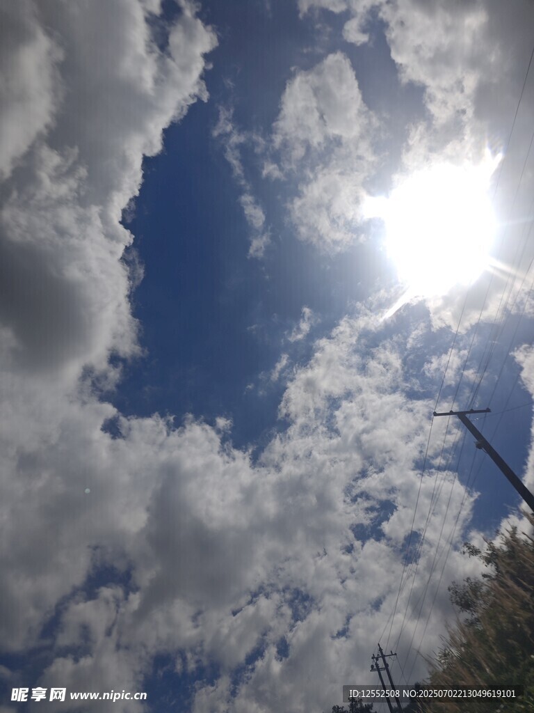 阳光穿透云层的天空景象
