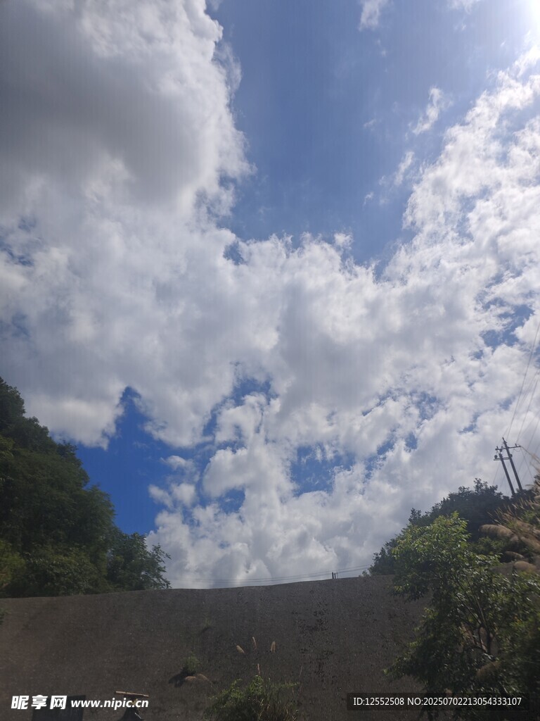蓝天白云下的屋顶景色