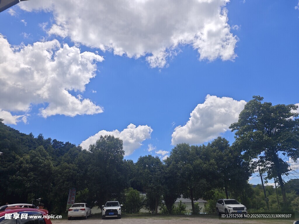 蓝天白云下的户外停车场景