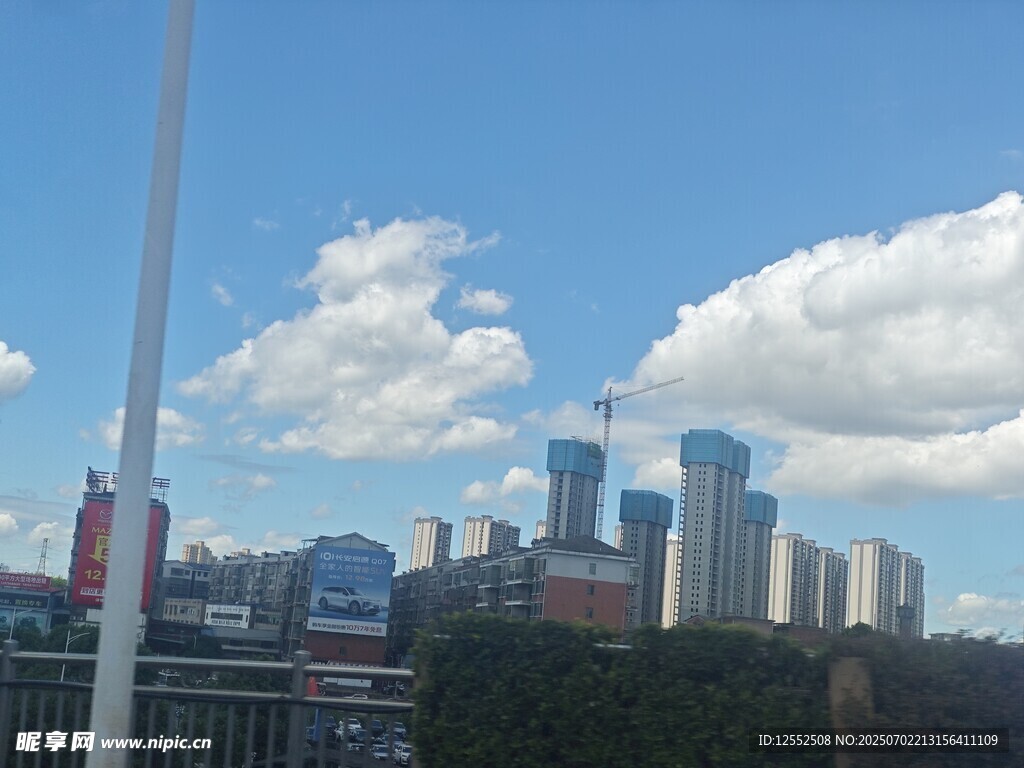 城市天际线与蓝天白云