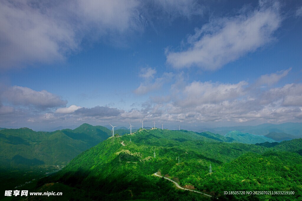 青山绿野间的蜿蜒之路