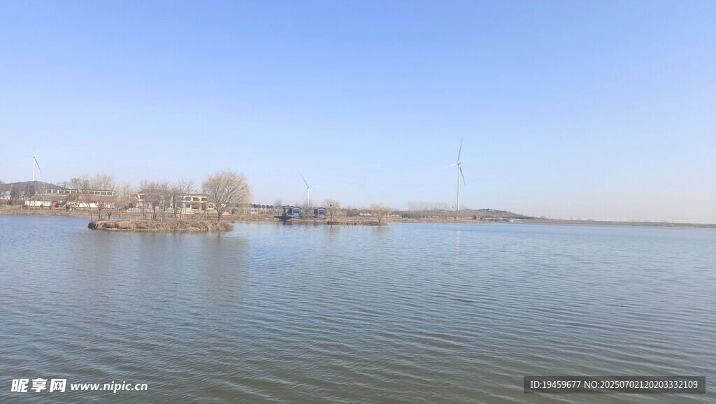 宁静湖面风光