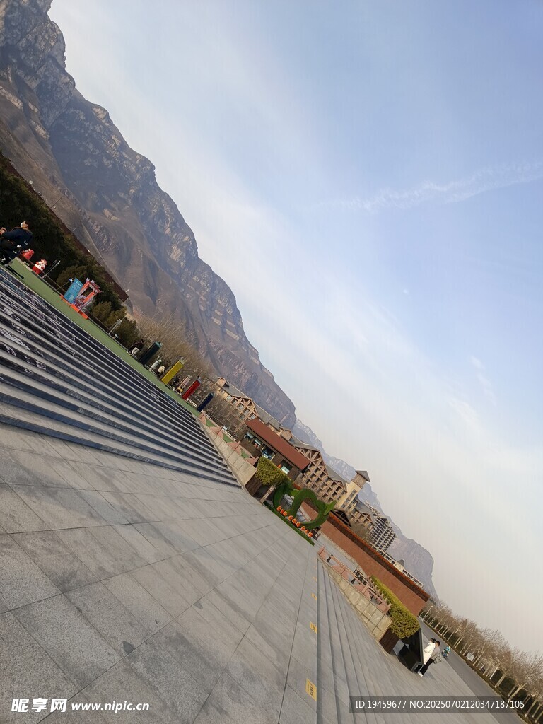 户外广场与远山风景