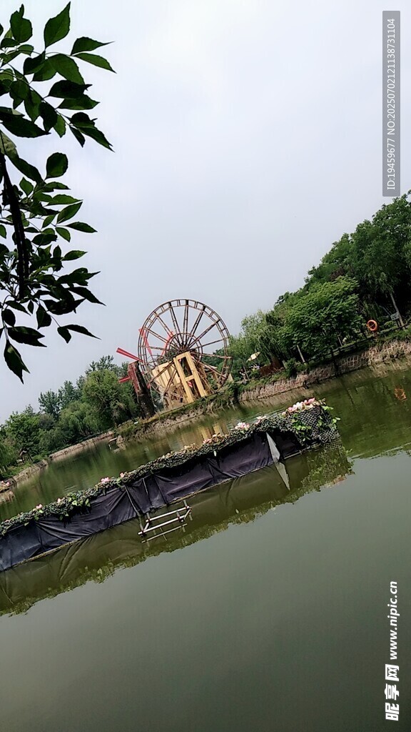 湖畔风车景观