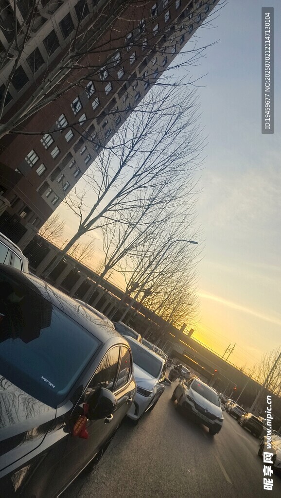 黄昏下城市道路车辆景象