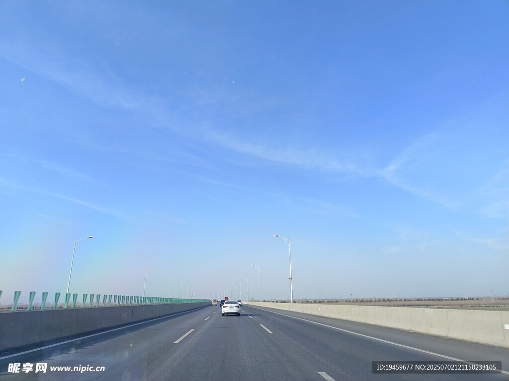 公路上的车辆与蓝天美景